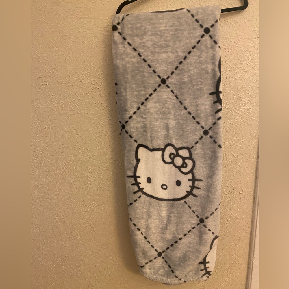 Tags taken off, but new hello kitty plush throw blanket, gray and white!